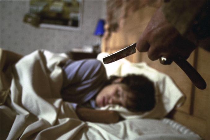 Obrázek “http://www.bioscop.cz/_web/_filmy/b_noc_s_nabrousenou_britvou/fotografie/nahledy_nejvetsi/18_noc_s_nabrousenou_britvou.jpg” nelze zobrazit, protože obsahuje chyby. Obrázek “http://www.bioscop.cz/_web/_filmy/b_noc_s_nabrousenou_britvou/fotografie/nahledy_nejvetsi/18_noc_s_nabrousenou_britvou.jpg” nelze zobrazit, protože obsahuje chyby.