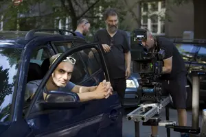 MUŽ SE ZAJEČÍMA UŠIMA